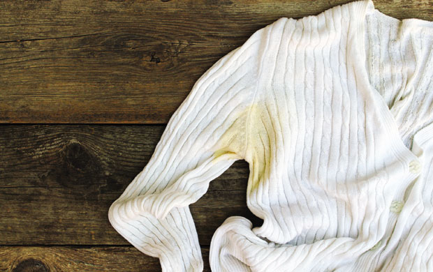 Како да очистите флеке од зноја на белој одећи?